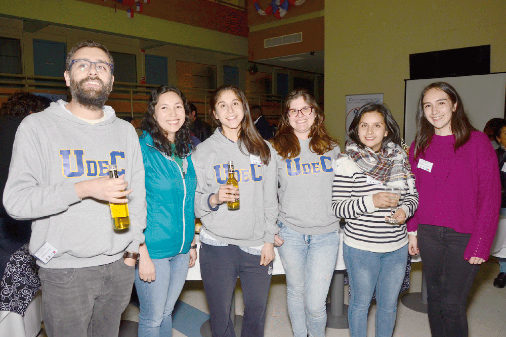 Gustavo Muñoz, Valentina Valenzuela, Rayen Collipal, Yeny Leal, Crisleri Carrera y Bárbara Benavente.